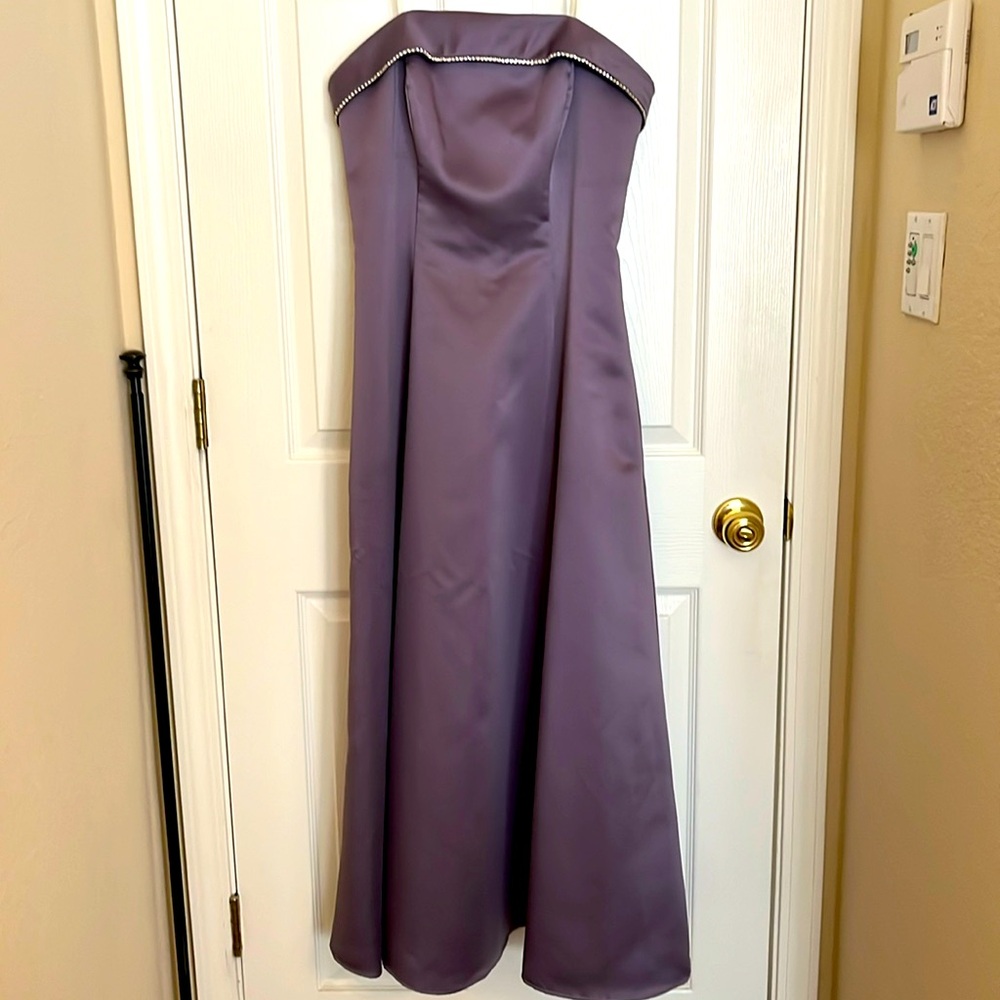 Women’s/teen Dave & Johnny long lilac formal gown size 9-10 petite strapless sha